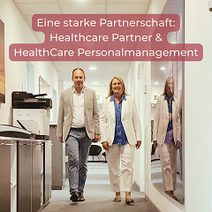 Dorothea Rickert und Dr. Christian Kloeters gehen in einem Bürogang auf die Kamera zu.